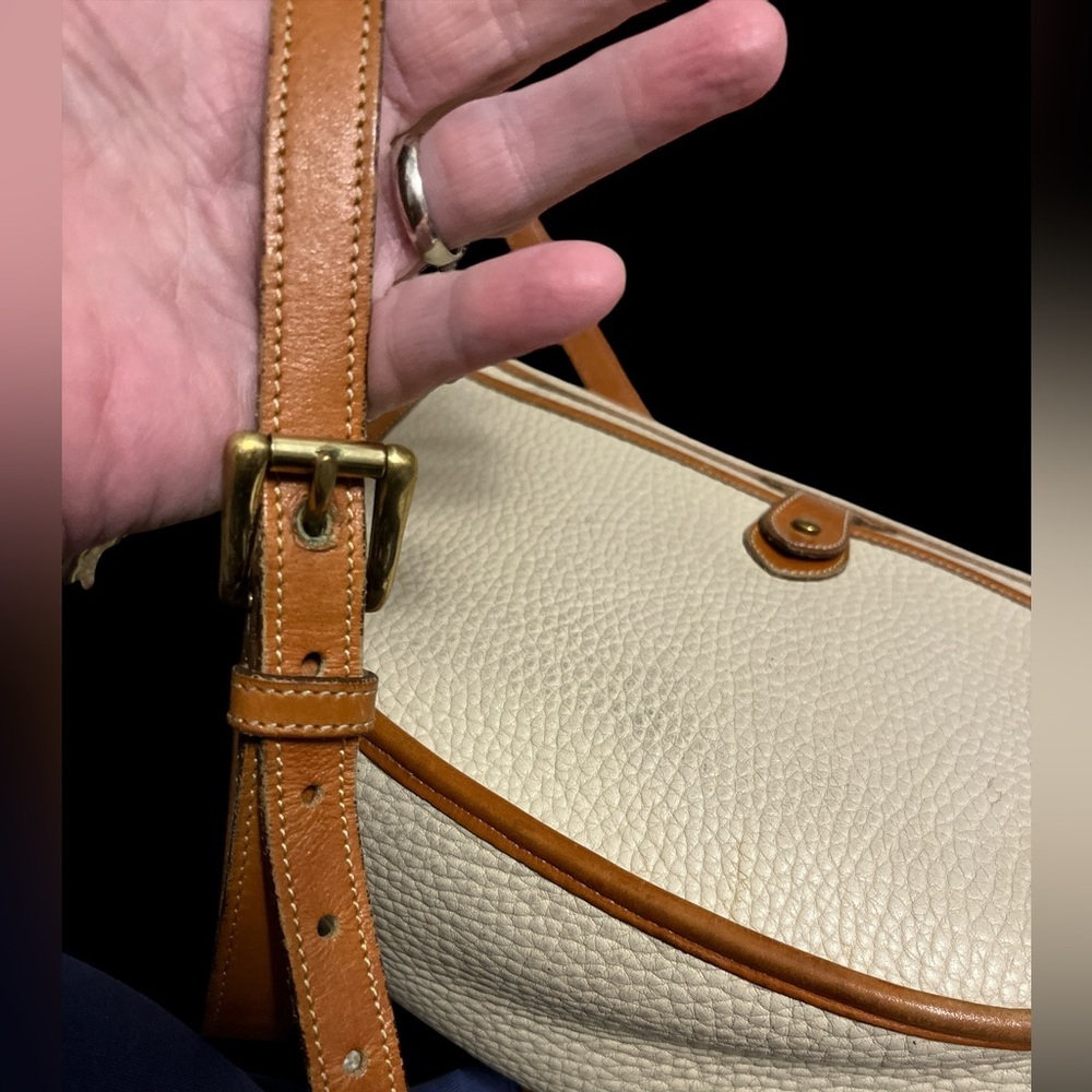 Elegant Cream and Tan Leather Shoulder Bag - Picture 6 of 9